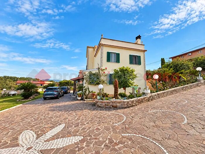 Casa con 5 locali in vendita in Via Pollino, Aprilia