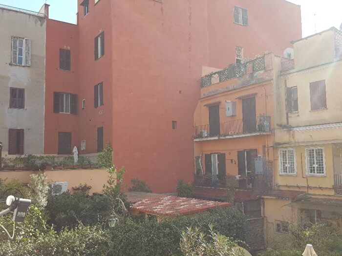 Appartamento trilocale in affitto in Borgo Vittorio, Borgo, Roma