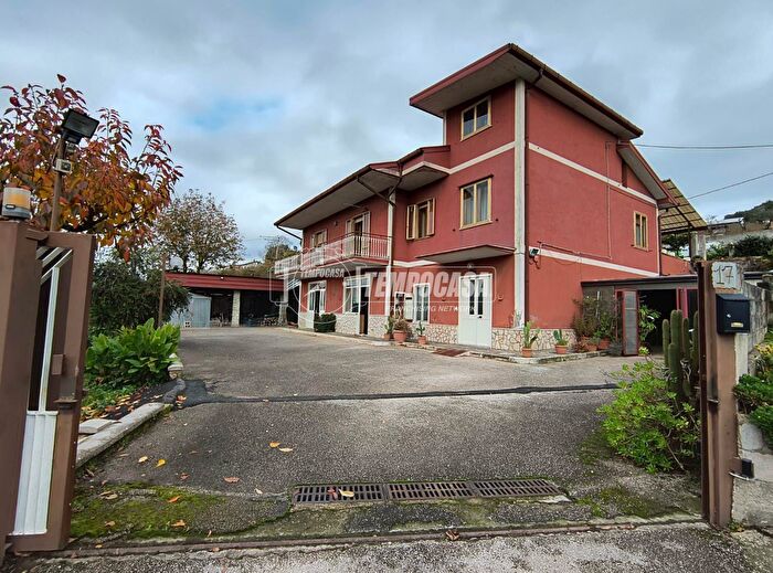 Casa con 6 locali in vendita in Via Serino, Atripalda