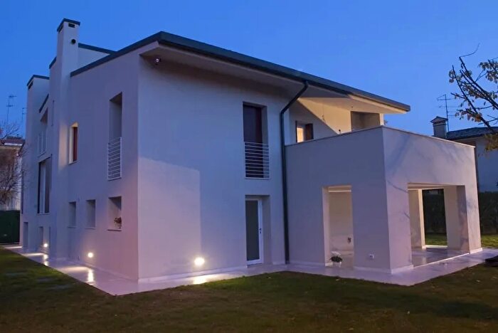 Casa con 8 locali in vendita in Borgo San Lorenzo