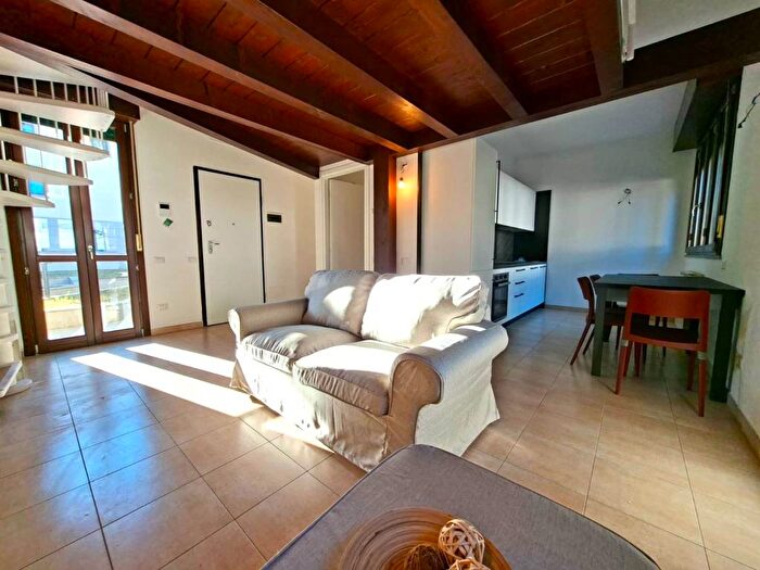 Appartamento bilocale in affitto in Via Montebello, San Martino, Legnano