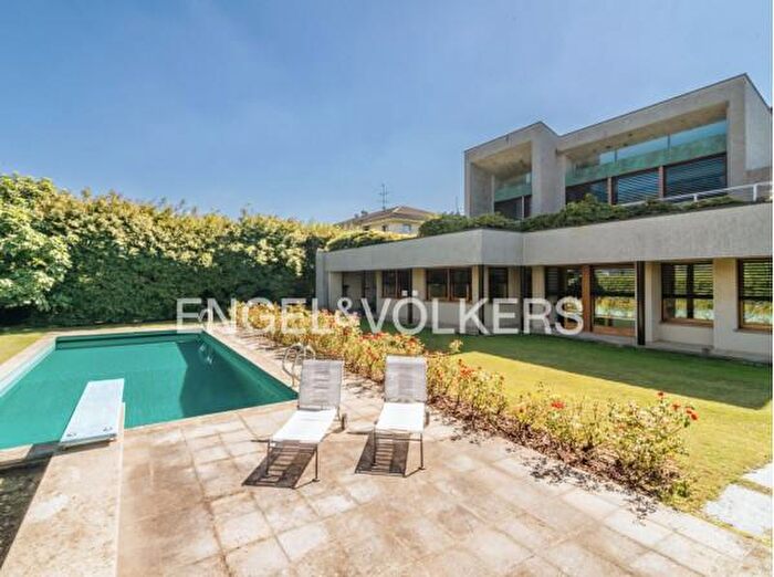 Casa con 6 locali in vendita in Via Alessandro Volta, Lipomo