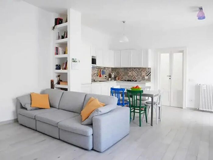 Appartamento trilocale in vendita in Via Valtellina, Milano