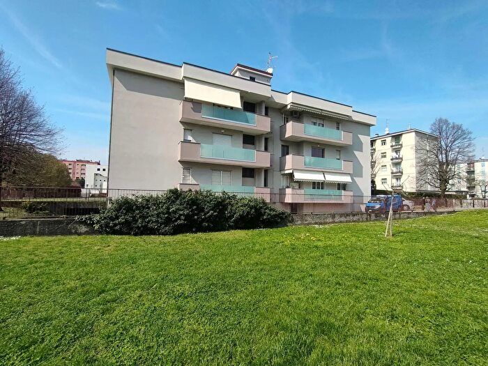 Appartamento trilocale in vendita in Via Borsa, Monza