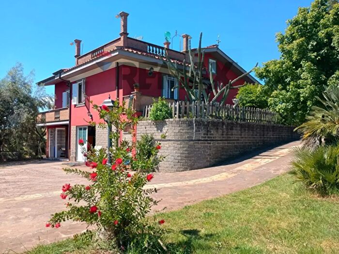 Casa con 10 locali in vendita in Via Secondo Stradone Muti, Genzano Di Roma