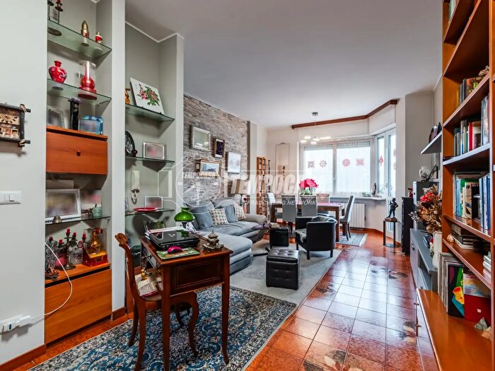 Appartamento trilocale in vendita in Via Giosuè Carducci, Trezzano Sul Naviglio