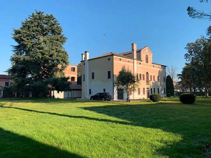 Casa con 6 locali in affitto in Via Novembre, Centro, Zero Branco