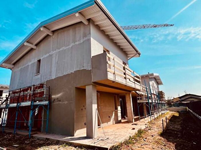 Casa quadrilocale in vendita in Via Torino, Lazzate