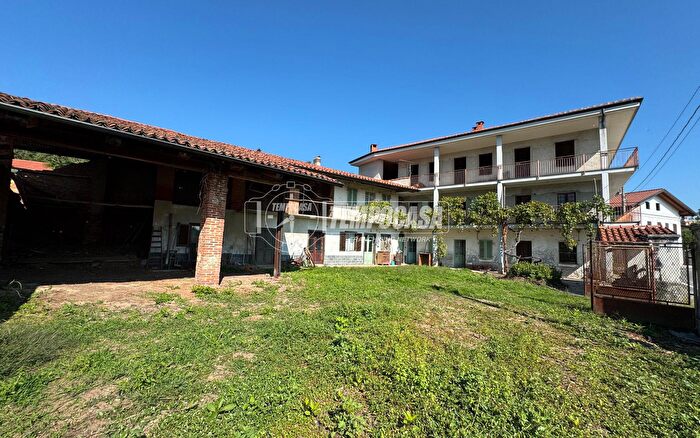 Casa con 10 locali in vendita in Pertusio