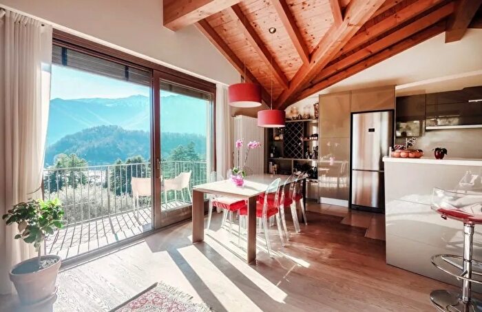 Casa con 5 locali in vendita in Tremezzina