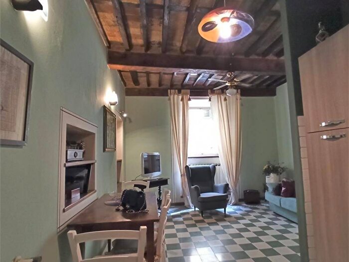 Appartamento trilocale in affitto in Via S Girolamo, Piazza Napoleone San Michele, Lucca