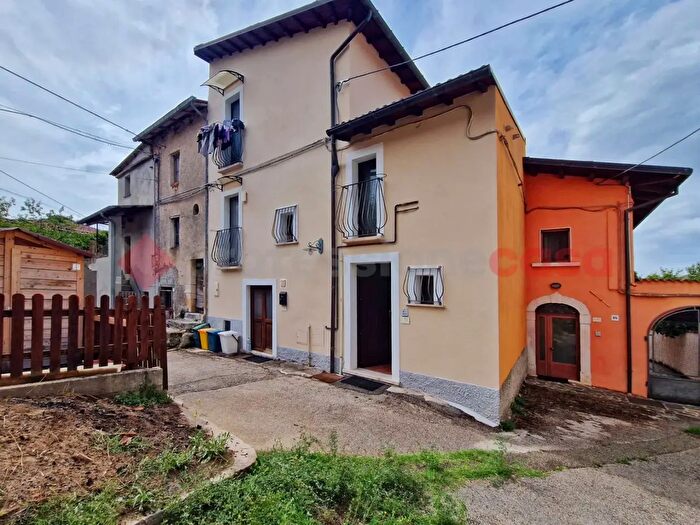 Casa trilocale in vendita in Via Teramana, Pizzoli