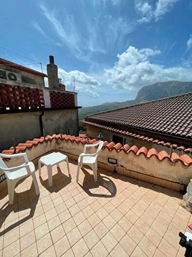 Casa trilocale in vendita in Via Rupe Tarpea, Roccagloriosa