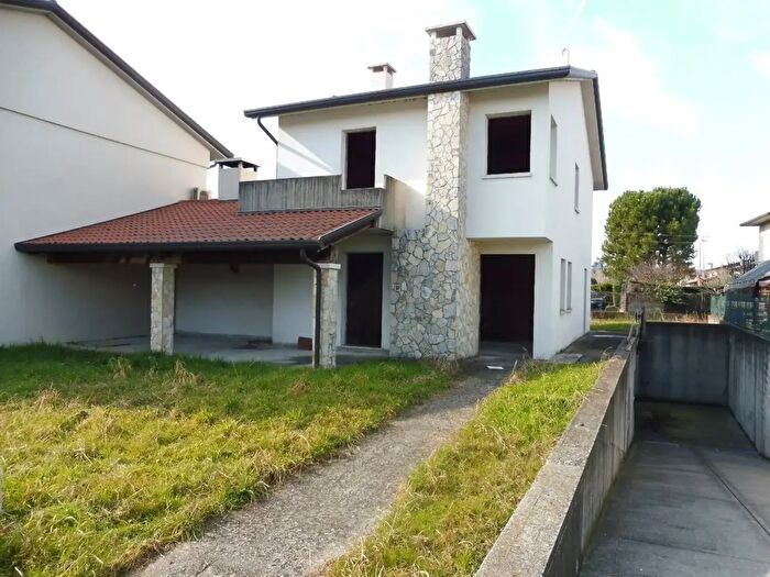 Casa con 8 locali in vendita in Nove