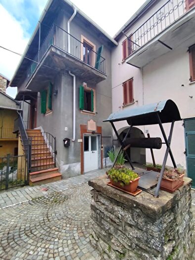 Casa quadrilocale in vendita in Piazzetta San Bernardo, Ponzone