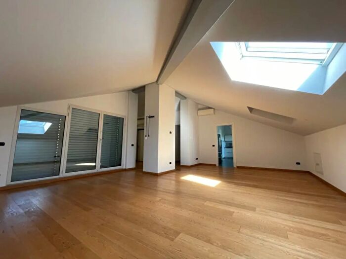 Appartamento con 8 locali in affitto in Via Gustavo Modena, Milano