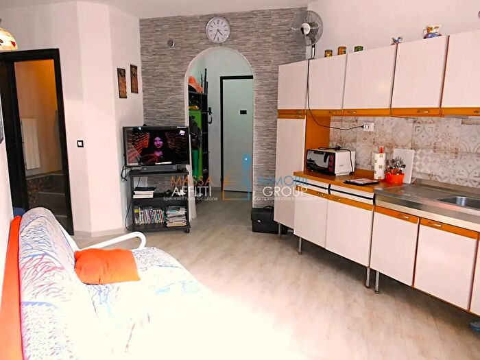 Appartamento trilocale in vendita in Via Argine Destro Carrione, Carrara
