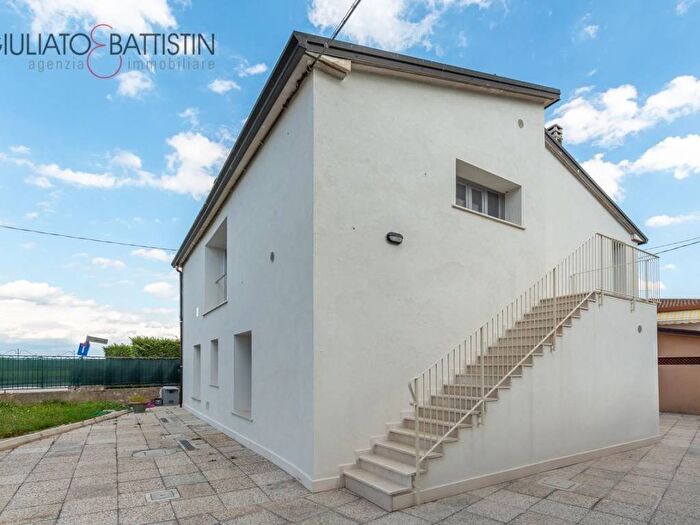 Casa con 5 locali in affitto in Via Camisana, Centro, Torri di Quartesolo