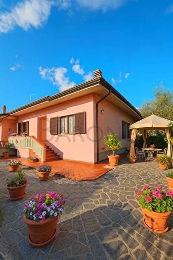 Casa con 5 locali in vendita in Via Pratta, Massa