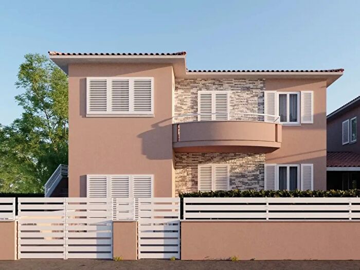 Casa con 6 locali in vendita in Cecina