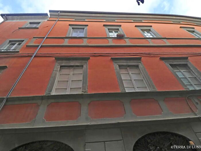 Appartamento con 6 locali in vendita in Via Mazzini, Pontremoli