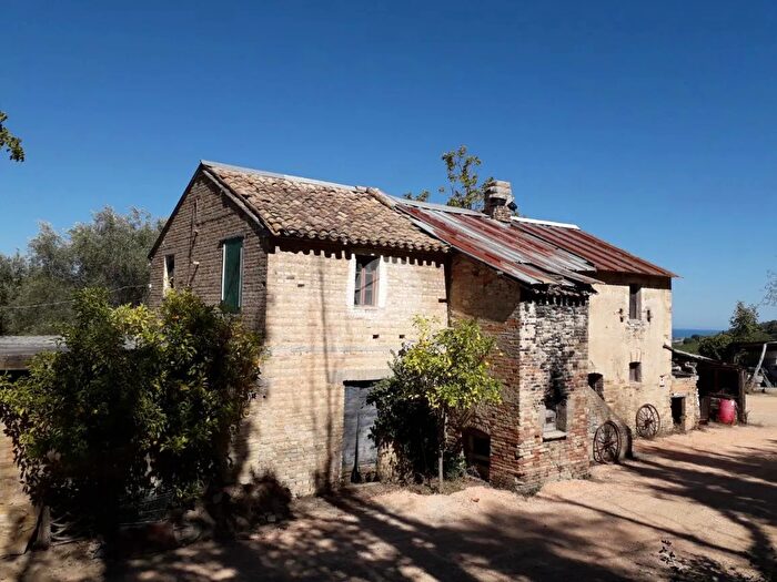 Casa con 6 locali in vendita in Contrada Aso, Montefiore DellAso