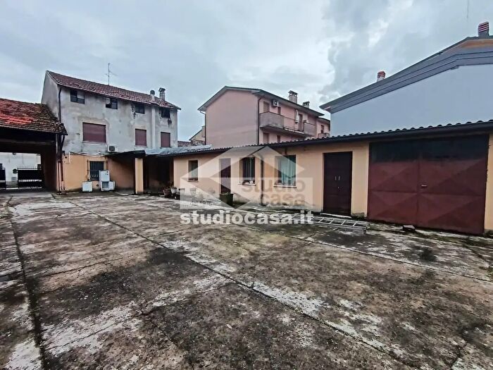 Casa con 10 locali in vendita in Via Alzeni, Trescore Cremasco