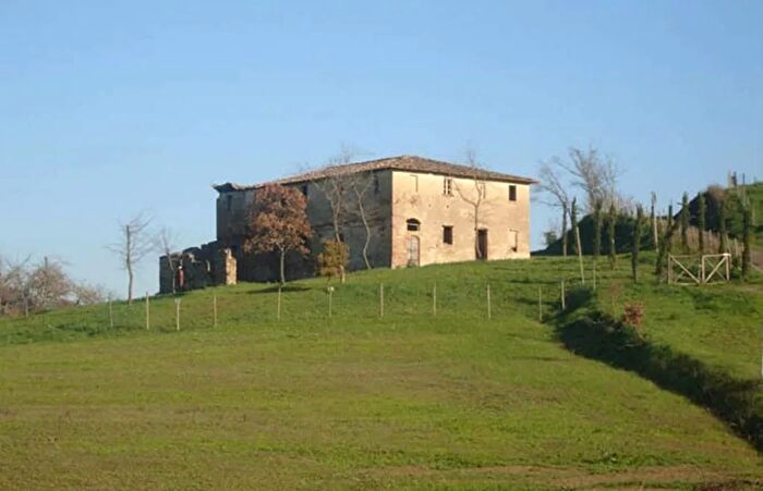 Casa con 16 locali in vendita in Peccioli