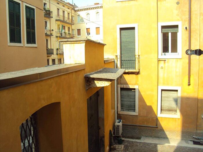 Appartamento trilocale in affitto in Via Rocche, Centro Storico, Verona