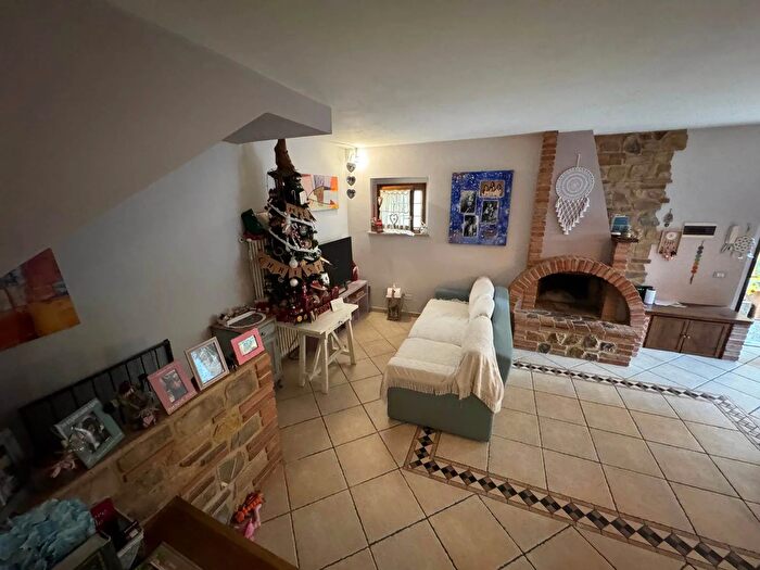 Casa quadrilocale in vendita in Torrita Di Siena