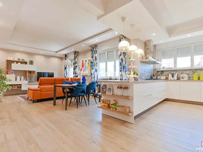 Appartamento con 5 locali in vendita in Via Adolfo Tommasi, Livorno
