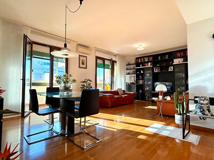 Appartamento con 5 locali in vendita in Via Allende, Bologna