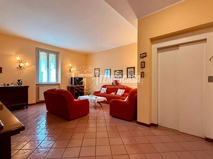 Appartamento con 5 locali in vendita in Piazza Trento E Trieste, Monticello Brianza