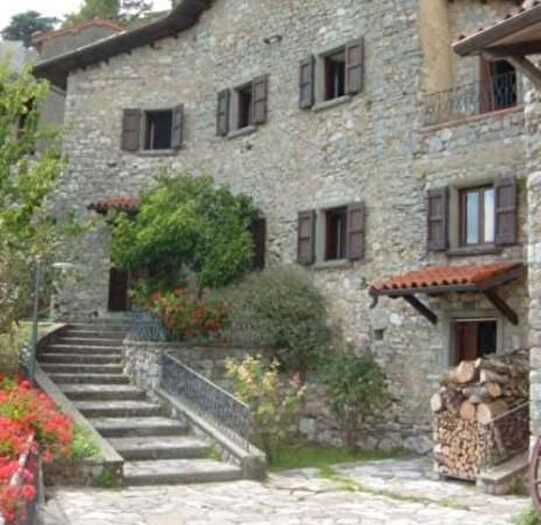 Casa con 6 locali in vendita in Molazzana