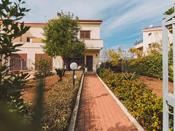 Casa con 6 locali in vendita in Via dello Sparviero, Siracusa