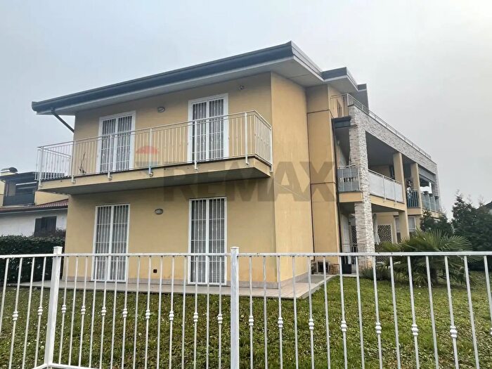 Appartamento trilocale in vendita in Via San Luigi, Usmate Velate