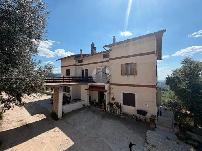 Appartamento con 5 locali in vendita in Via Salaria Nuova, Nerola