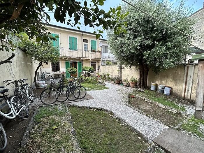 Casa con 7 locali in vendita in Viareggio