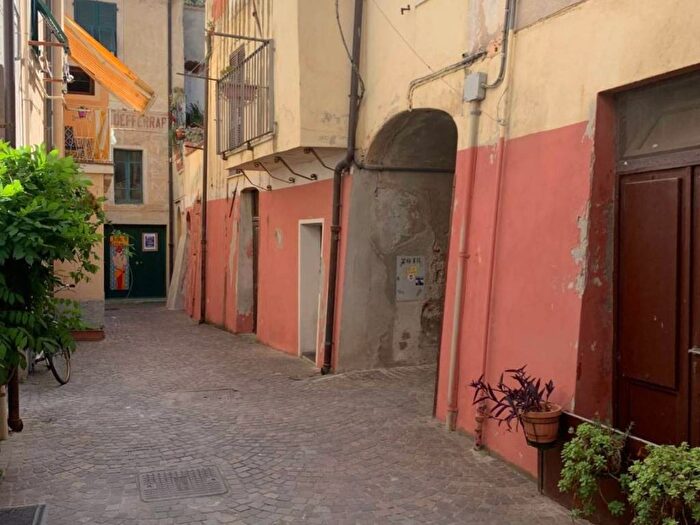 Appartamento trilocale in affitto in Pareto, Centro, Noli