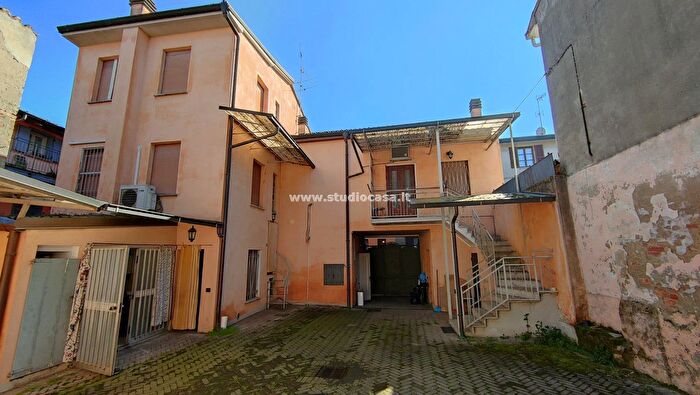 Casa con 11 locali in vendita in Vioa Lodigiani Lelia, Vaiano Cremasco