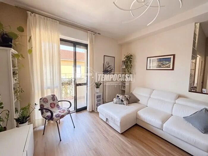 Appartamento trilocale in vendita in Via Giovanbattista Battista Viott, Monza