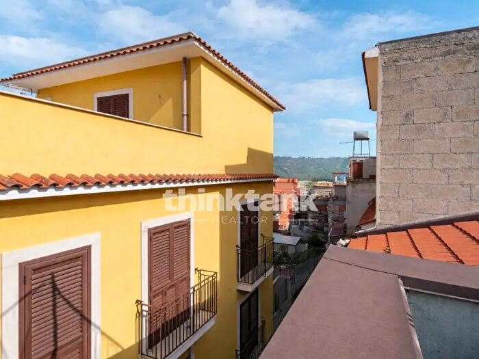 Casa con 5 locali in vendita in Via Rodi, Bronte