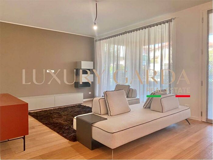 Appartamento con 5 locali in affitto in Centro Storico, Desenzano del Garda