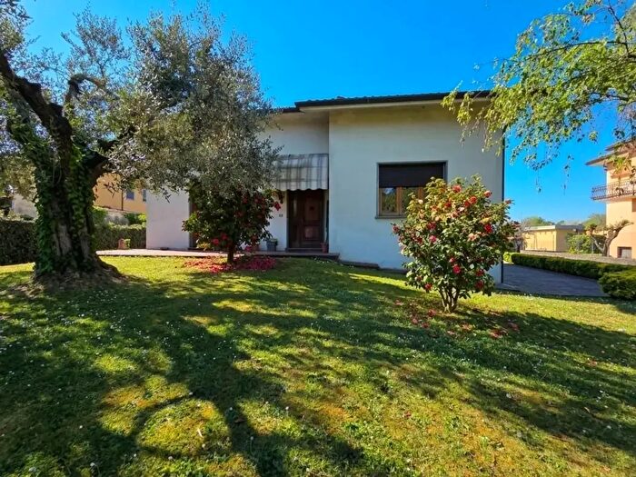 Casa con 8 locali in vendita in Lucca
