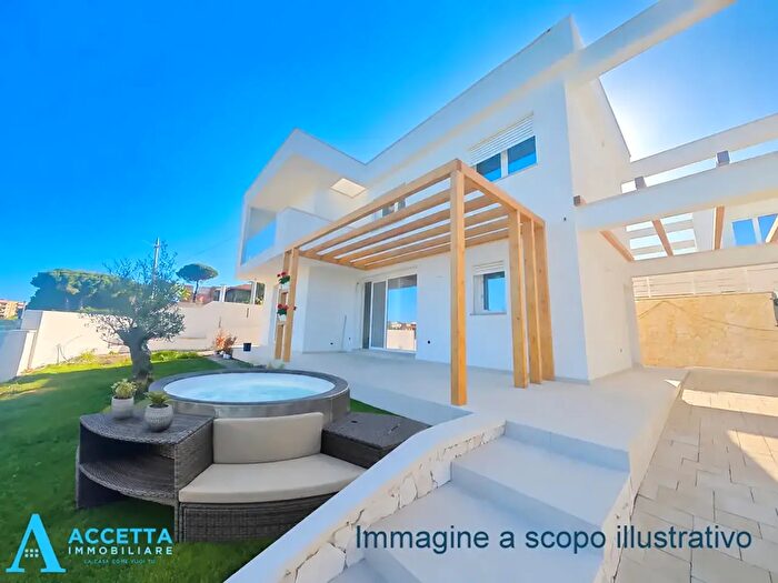 Casa quadrilocale in vendita in Via Azalee, Taranto