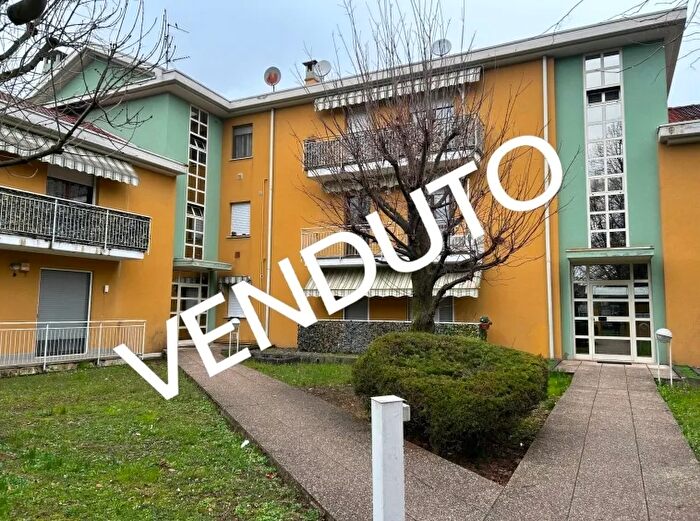 Appartamento trilocale in vendita in Via Montelungo Malnate Va Italia, Malnate