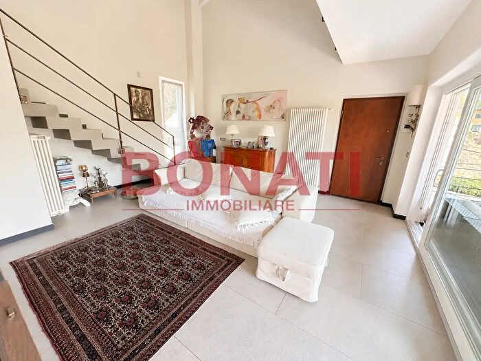 Casa con 9 locali in vendita in Beverino