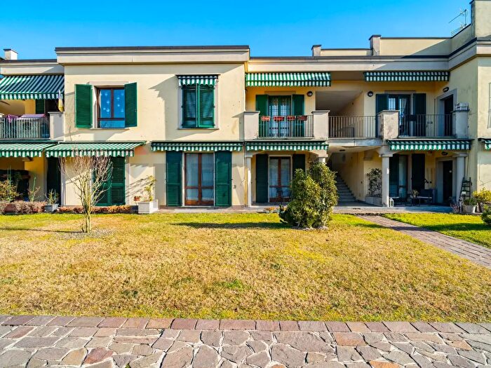 Appartamento quadrilocale in vendita in Via Cascina SantIsidoro, Carugo