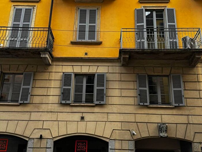 Appartamento trilocale in affitto in Via Festa del Perdono, Missori, Milano