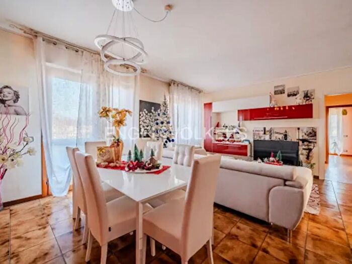 Appartamento con 5 locali in vendita in Piazza Gabriele Martini, Giavera Del Montello